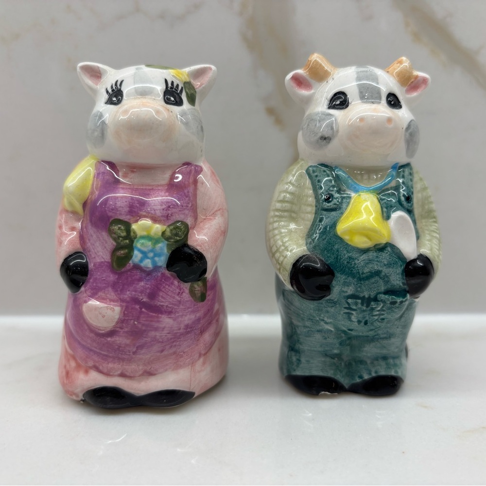 Vintage Country Ceramic Cow Salt and Pepper Shaker Set Anthropomorphic